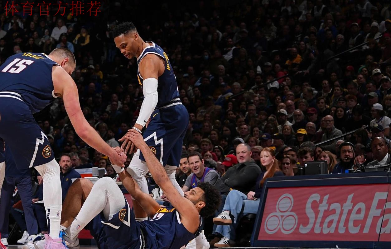 掘金众将在球员通道互相激励，随后约基奇拍着篮球走向球场